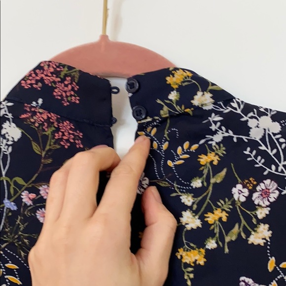 Forever 21 mock neck floral top - Picture 4 of 5